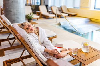 Woman relaxing in a beauty spa / Photodune, Misc