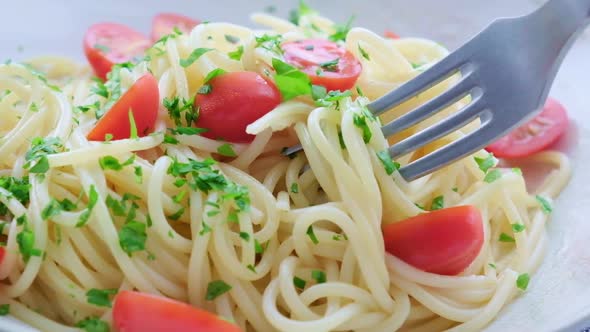 Spaghetti with tomatoes and herbs.