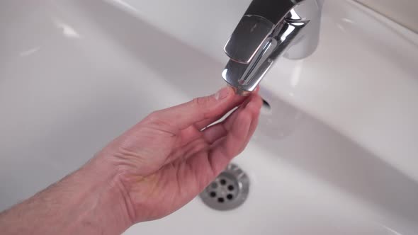 Installation and inspection of the filter with rubber gasket of the shiny bathroom faucet