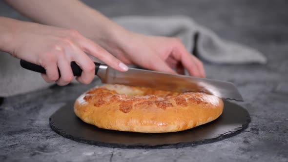 Chef Cuts Delicious Khachapuri To Pieces