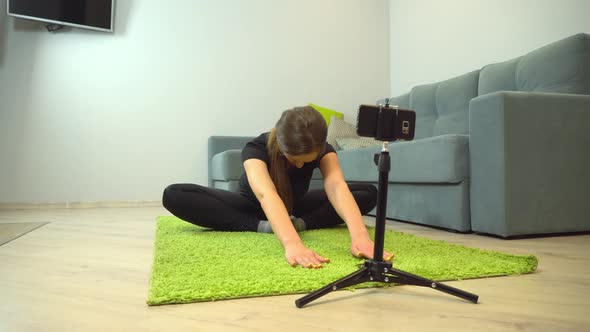 fitness exercises, home sports. An instructor-blogger does sports on camera.