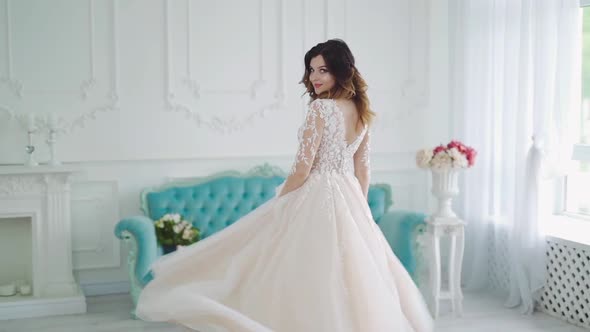 Beauty Portrait of Bride Wearing Fashion Wedding Dress