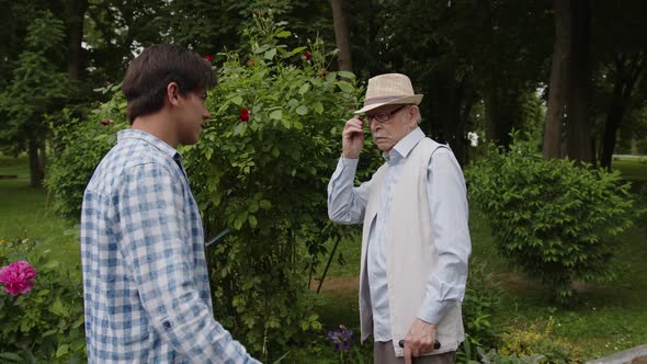 The Grandfather Who Had Not Seen His Grandson for a Long Time Met Him in the Park