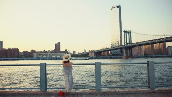 Young woman at the Manhattan bridge