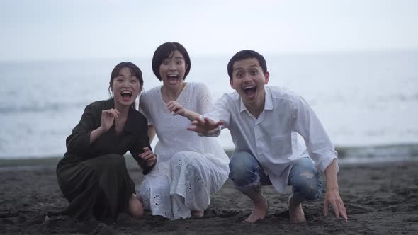 A man and a woman panicking when the tripod collapses in self-shooting