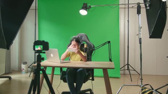 Kid Girl Playing Video Game With Mobile Phone Then Lose The Game While Live Stream On Green Screen