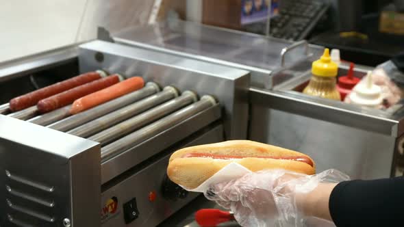 Making Hot Dog