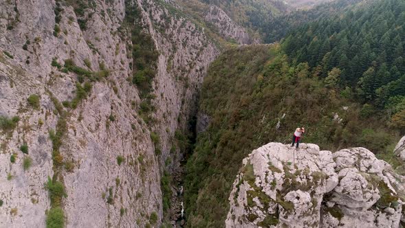 photographer in dangerous place