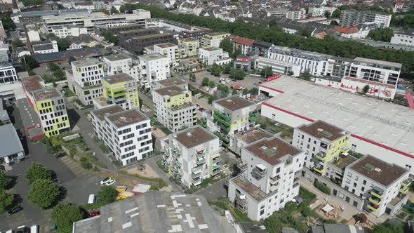 KÖLN, DEUTSCHLAND -Drohnenaufnahme Blick auf Wohngebäude Neubau in Köln Ehrenfeld Gentrifizierung -