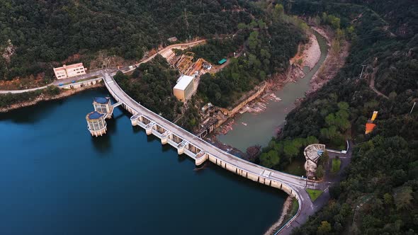 A dam located in the mountains.