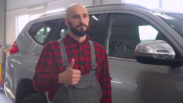 Bearded Mechanic in Car Repair Shop, Car Service, Repair and Maintenance alt