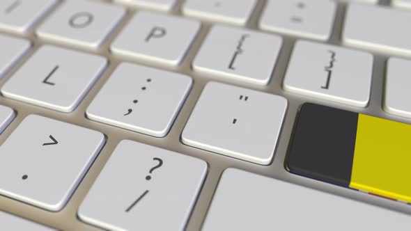 Key with Flag of Belgium Switches To Key with Flag of the UK alt