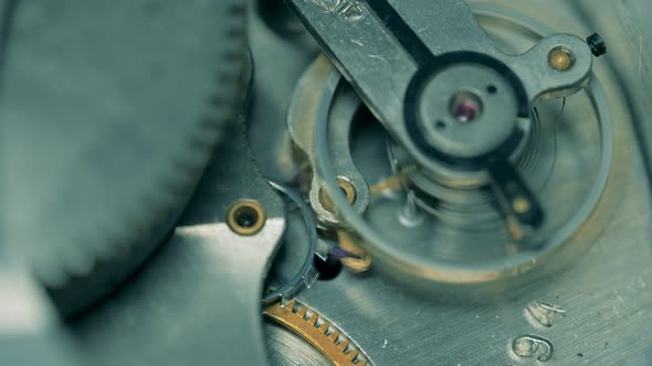 Clockwork Mechanism with Moving Gears