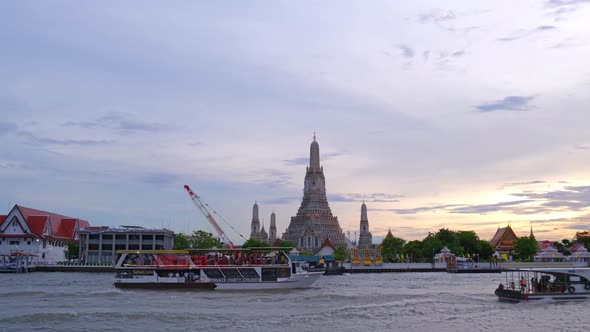 4K : Time lapse Landmark of bangkok Temple of Wat Arun