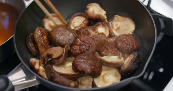 Cook with soy sauce mushroom