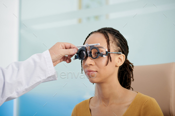 s frame to measure distance between eyes of patient