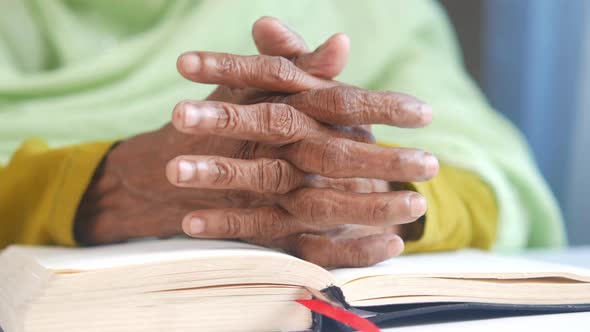 Senior Women Hand on a Bibel