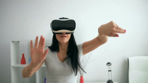 Young Woman Experience with Virtual Reality