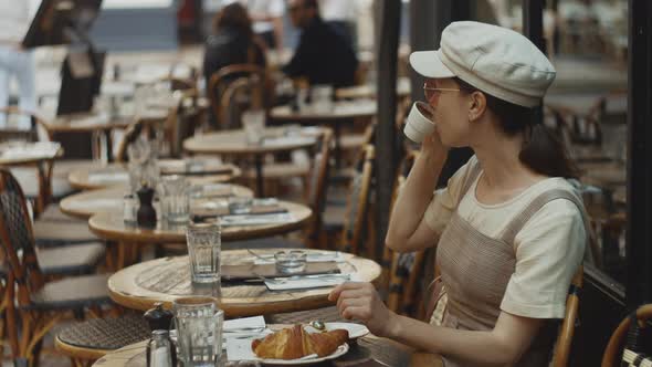 Attractive woman having breakfast in a cafe