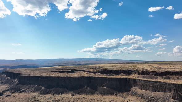 Orbiting aerial of the rocky cliffs in Vantage, Washington.