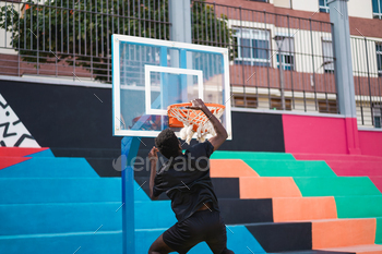 ocus on right hand