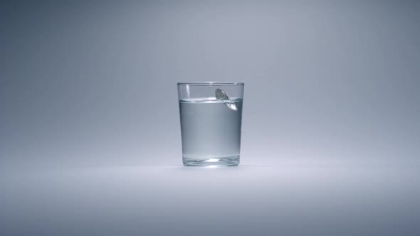 Quarter in glass of water, Slow Motion