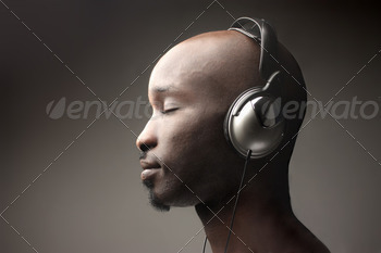 o music through headphones
