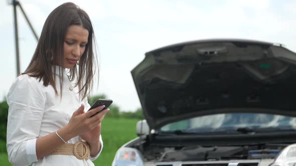 Business woman calling for help from your mobile phone