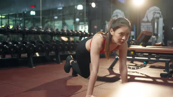 4K Asian woman do crossover running plank workout exercise at gym.