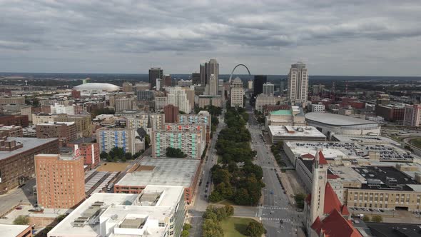 4k drone video of St. Louis, Missouri skyline.