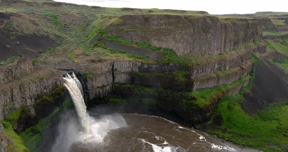 Breathtaking Palouse Falls Waterfall In Desert Canyons