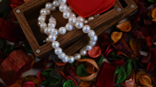 Pearl Jewelry in Wooden Box