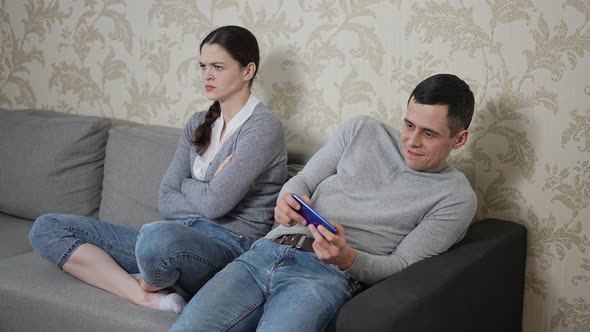 Man Plays Games on Smartphone and Girlfriend is Dissatisfied