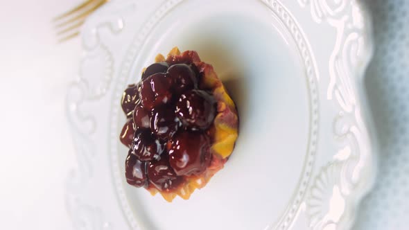 Cake Basket with Currant Berries