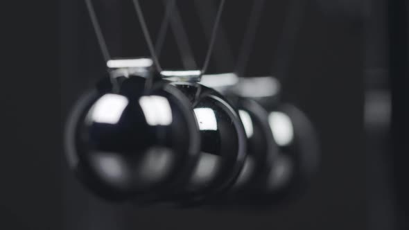 Slow Motion Newtons Cradle alt