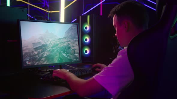 A Guy playing with the heavy sniper rifle in the warfare simulator computer game alt