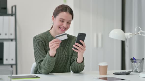 Online Shopping Success on Smartphone for Young Woman