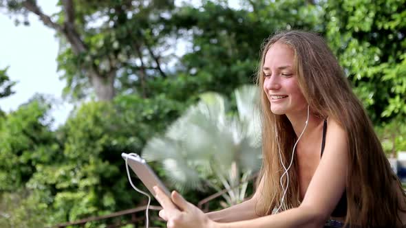 Video Chat in Tropics alt