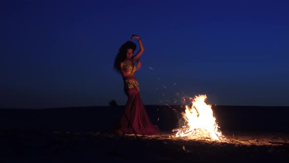 Dancer Squirms in Belly Dancing, She Looks Sexy Around the Fire