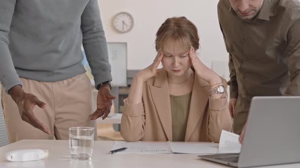 オフィスで急いで落ち込んでいる女性 / Videohive, Stock footage, Business corporate