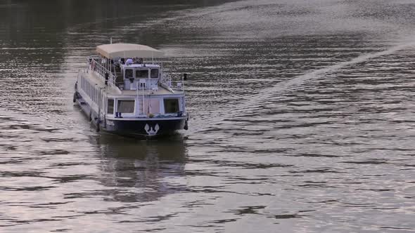 River Ship - Travel Sightseeing alt