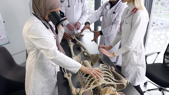 Medical Students wich Study the Structure of Man on the Skeleton, with Using VR