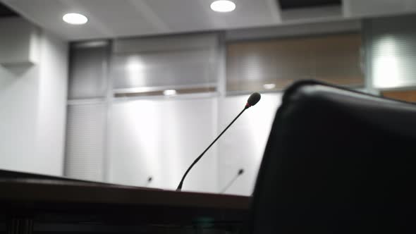 Microphone for Conferences in an Empty Meeting Room