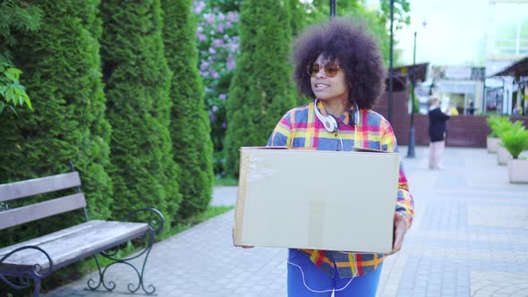 ÇCheerful African American Woman with an Afro Hairstyle with Box