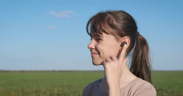 Chatting with Earbuds