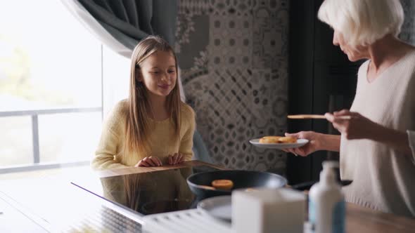 Woman gives cooked cheesecakes to granddaughter