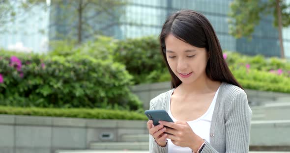 Business woman use of mobile phone for online