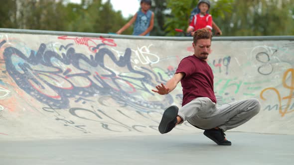 Man breakdancing on the ground alt