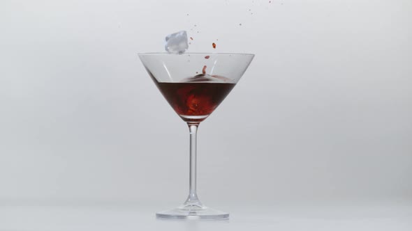Ice cubes falling into red wine, Ultra Slow Motion alt