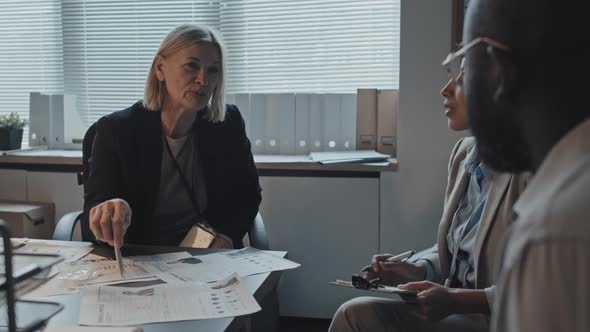 Police Captain Talking to Detectives alt